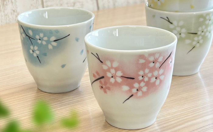 【美濃焼/みずなみ焼】 和陶 湯呑 4個セット はんなり桜 4色 瑞浪市 / 山喜製陶 食器 湯のみ 桜柄 [AZCP092]