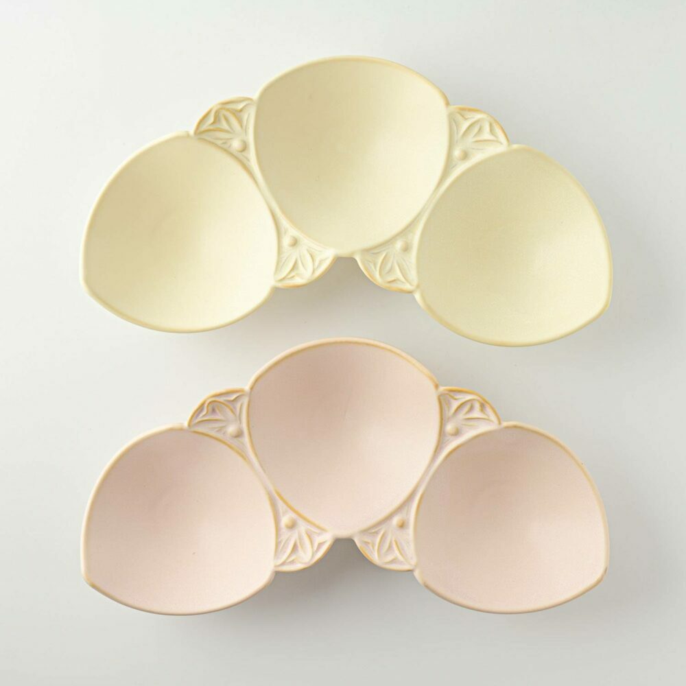 【美濃焼】 asumi(彩澄) 21cm 三連花皿 ピンク ・ クリーム 箱入り 2色セット 78193703 瑞浪市 / やまに 食器 小鉢 リサイクル [AZCR016]