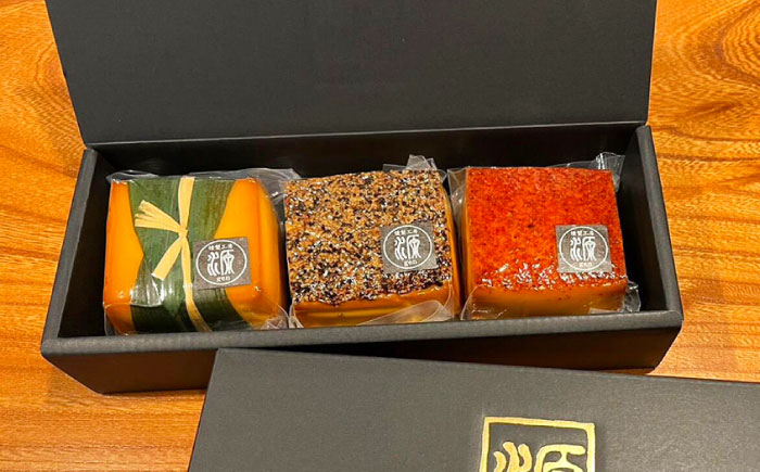 8時間じっくり燻製スモークチーズ3種セット（プレーン、ペッパー、あじめこしょう） / チーズ おつまみ おやつ 冷蔵 / 恵那市 / 燻製工房源gen [AUBI001]