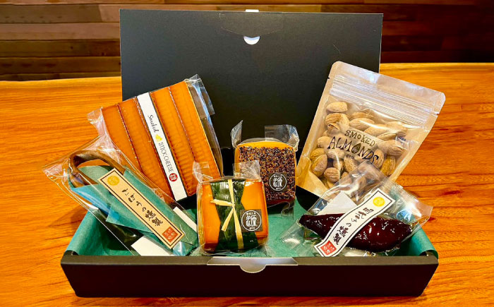 8時間じっくり燻製スモークチーズ 3種（プレーン ペッパー スティック5本入り）、燻製おつまみセット（ごぼう 明太子 殻付きアーモンド） / チーズ おつまみ くんせい 冷蔵 / 恵那市 / 燻製工房源gen [AUBI003]