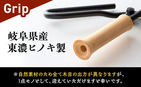 LGASIA（ルガシア） 多機能薪バサミ炎【homura】グリップヒノキ スタンダードサイズ(専用袋つき) / アウトドア キャンプ たき火 / 恵那市 / ＭＡＣ [AUDM037]