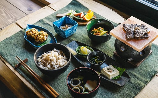 1泊2食2サウナ どんぐりの間 休日（金、土、祝前日）大人2名様利用 | つづやビレッジ 1泊2食 宿泊 サウナ