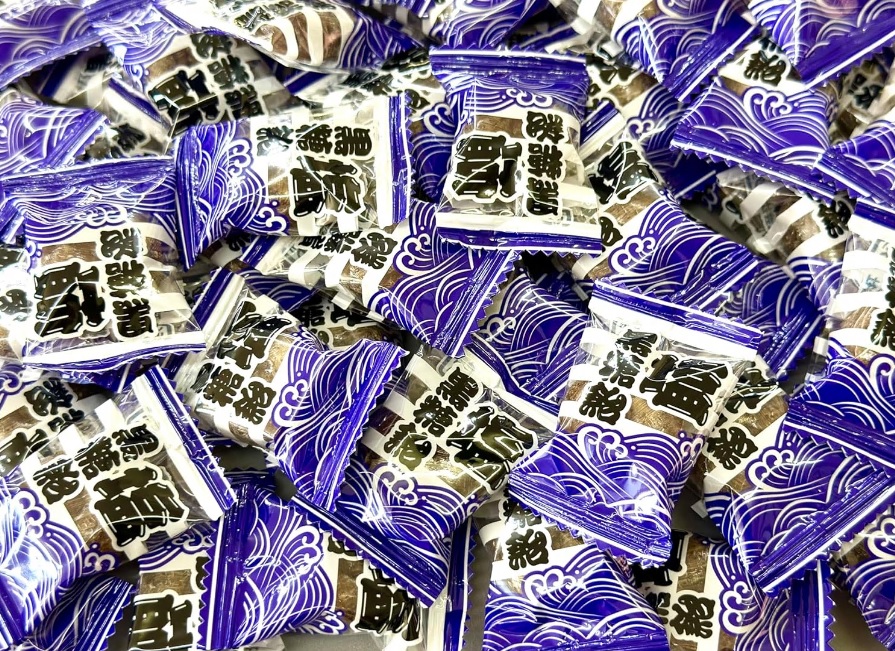 1100 桃太郎製菓 1kg塩黒糖飴 1kg×1袋 塩あめ 塩分補給 夏バテ防止 熱中症対策 運動 スポーツ 夏 屋外作業 業務用 大容量 大袋 個包装