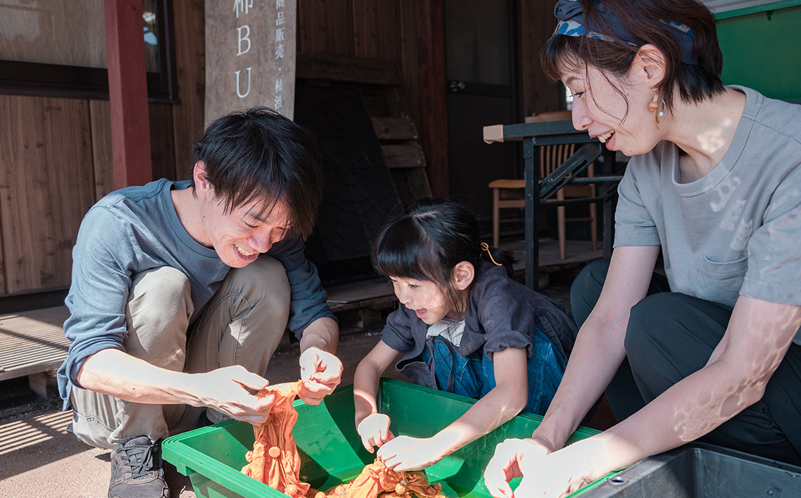 手ぬぐいの柿渋染め体験