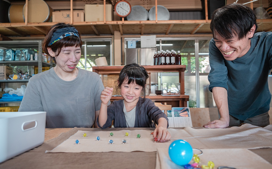 エコバッグの柿渋染め体験