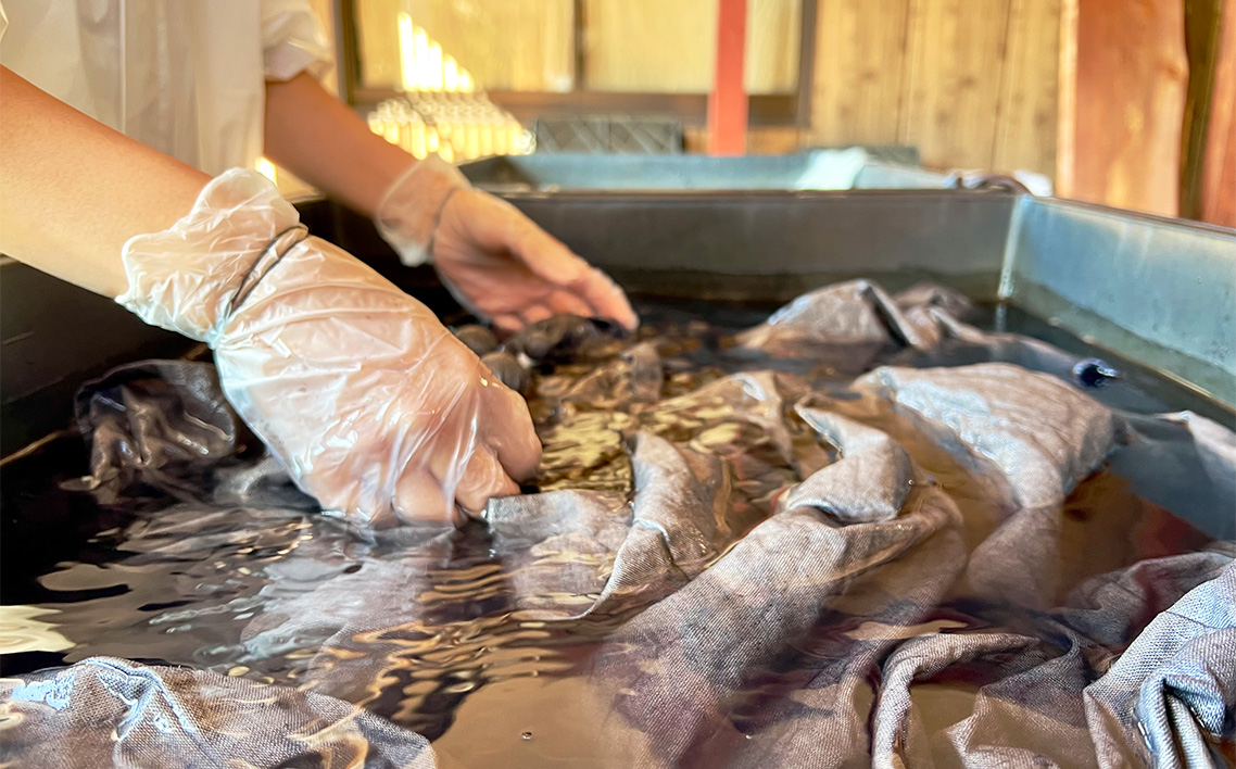 エプロンの柿渋染め体験
