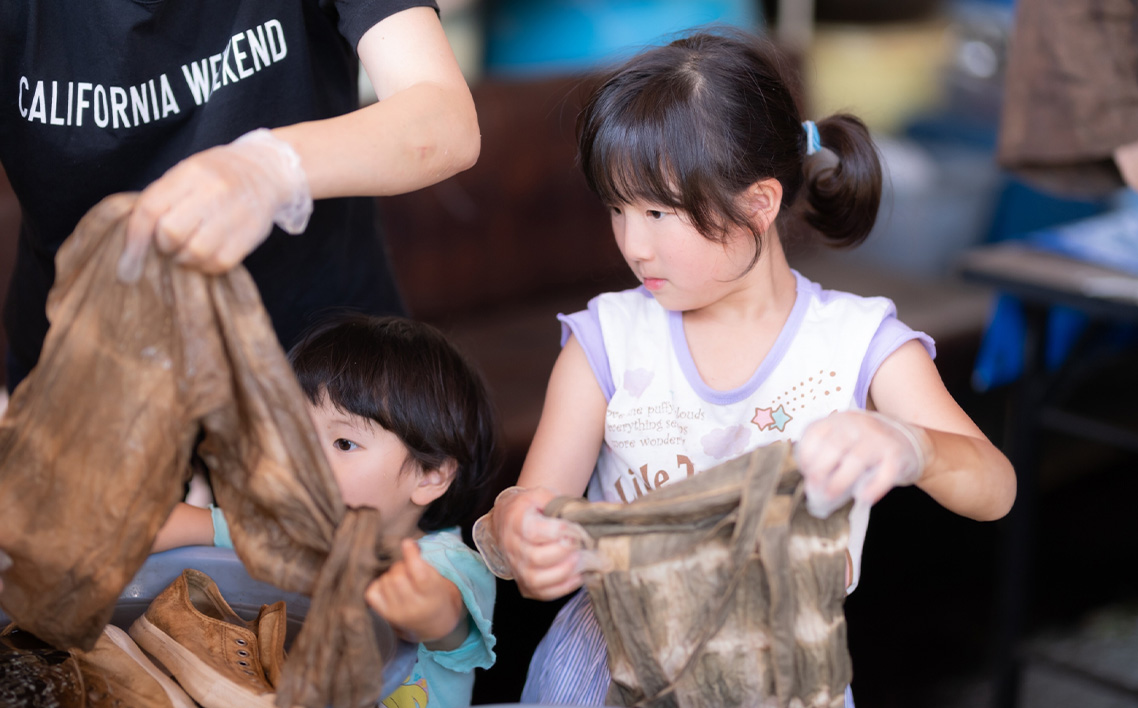 エコバッグの柿渋染め体験