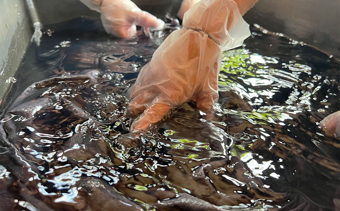 エプロンの柿渋染め体験