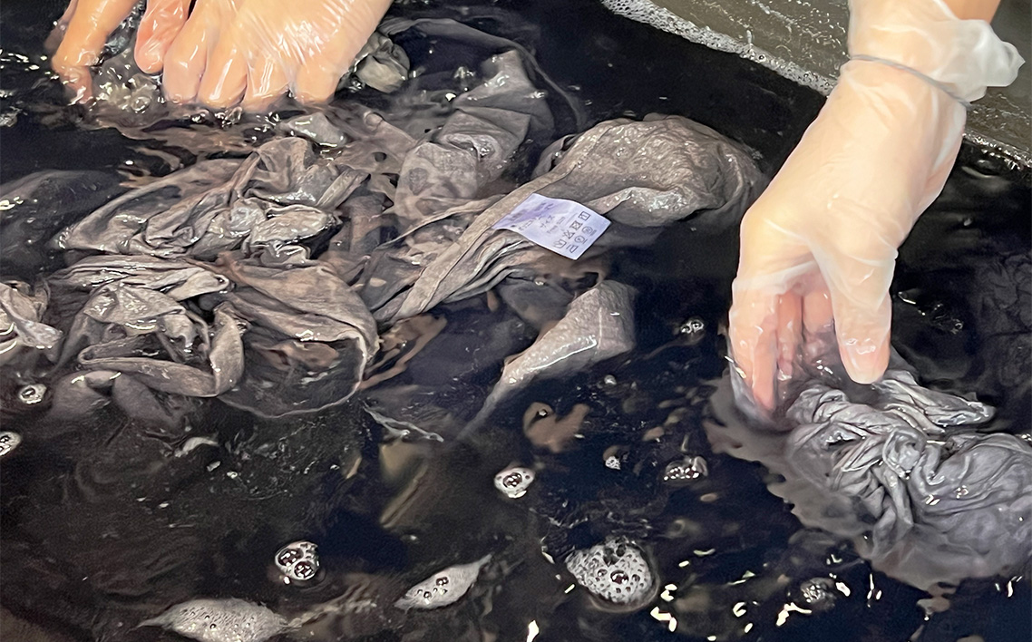 エプロンの柿渋染め体験