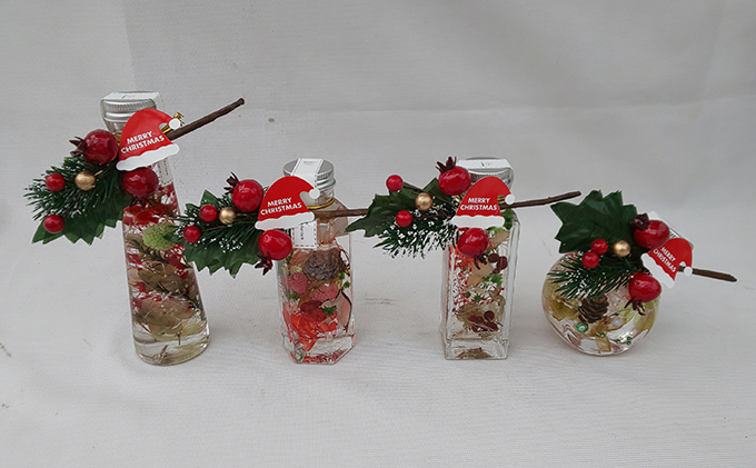 サンタの帽子つきのクリスマスハーバリウムと赤を基調とした迎春ハーバリウム　Sサイズおまかせ2本セット ｜ インテリア 植物 お花 お正月 イベント 冬 鮮やか 鑑賞 手入れ不要 ガラス 癒し ※離島への配送不可 ※2025年12月中旬～12月下旬頃に順次発送予定