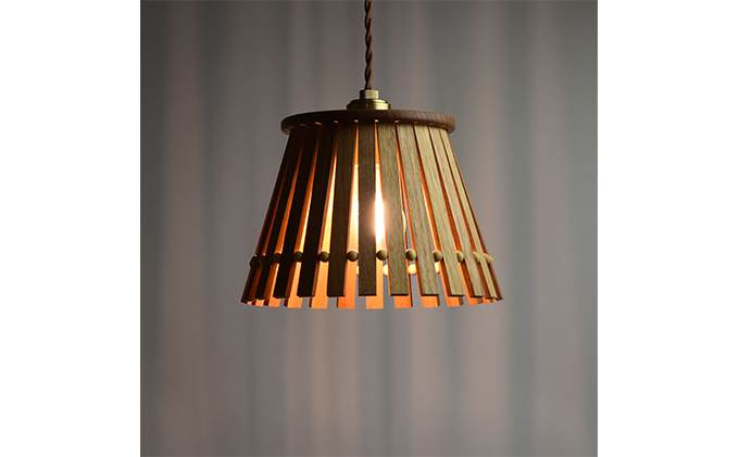 木漏れ日のような光を落とす、ウッドボールがアクセントのライト ※離島への配送不可