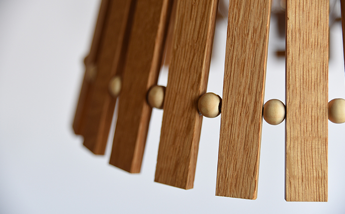 木漏れ日のような光を落とす、ウッドボールがアクセントのライト ※離島への配送不可