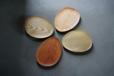 たまご型のプレート 1点 飛騨産 広葉樹 オイル仕上げ ウッドプレート 木のお皿 皿 パン皿 木製 雑貨 コースター 小物入れ 天然木 インテリア おしゃれ シンプル  日本製 プレゼント kino works