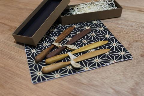 バターナイフ 木彫り 天然木 ナチュラル 自然塗料 飛騨 木製 てづくり 一位一刀彫 [Q230xpi]