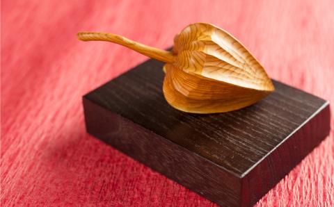 一位一刀彫師が作成したほおずき 置物 インテリア 飾り 飾り台付き[Q335xpi]