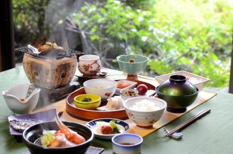 宿泊チケット 15,000円分 料亭旅館 八ツ三館[Q1372]