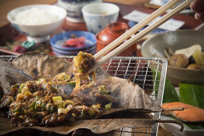 飛騨名物「朴葉味噌」　池波正太郎が愛した料理旅館蕪水亭（ぶすいてい）に引き継がれる元祖朴葉みそ　朴葉味噌３００g２セット入り［A0017wx］