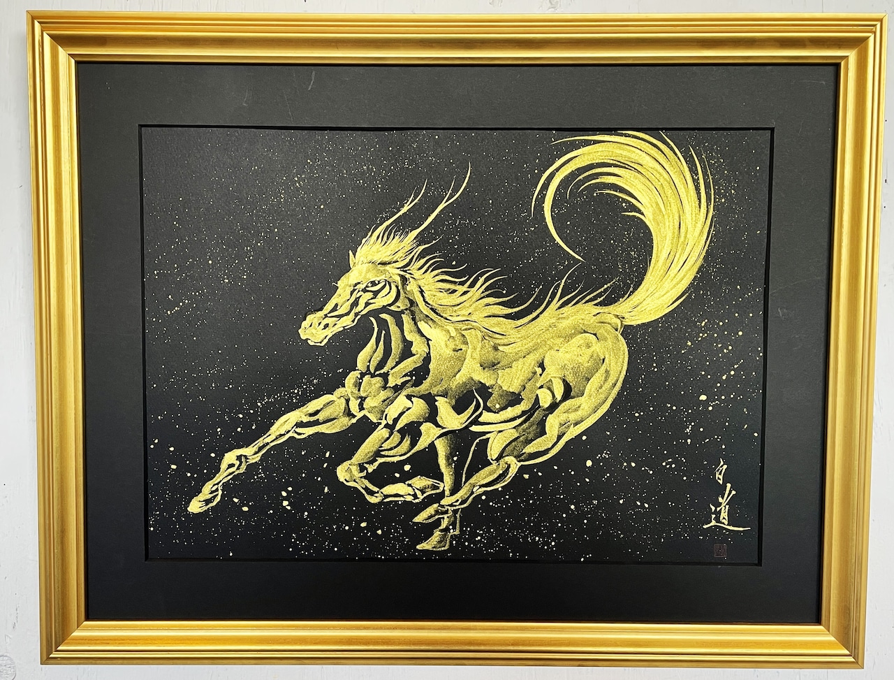 現代水墨画家 絵師白道「丙午　龍馬」黒ゴールド｜絵画 アート インテリア 手描き 一筆 龍 日本画 現代アート ハンドメイド作品 水墨画 かっこいい 作品 縁起 風水 芸術 2026年 午年 うま 馬 干支 [mt2126]