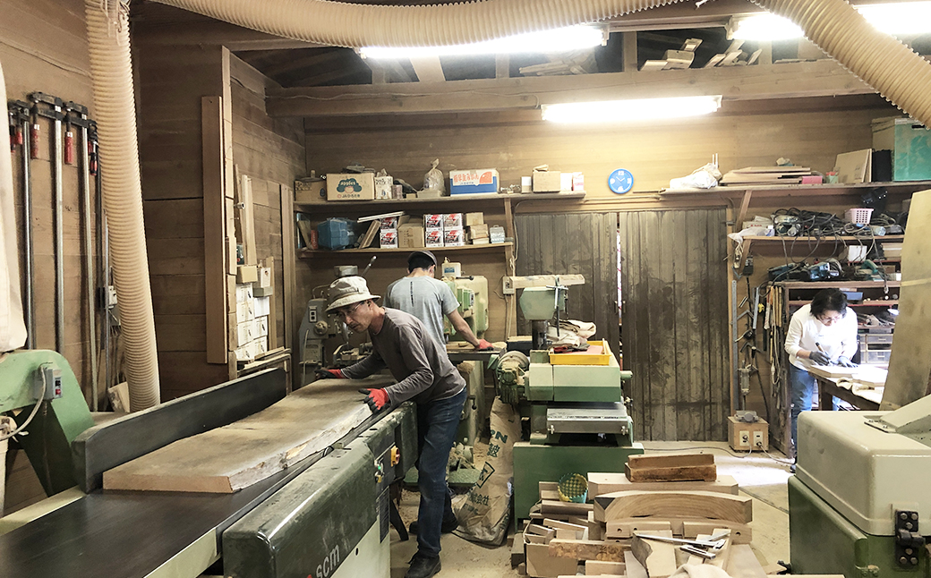 手彫りの丸テーブル・φ42×高さ57cm【国産クリ使用・着色オイル仕上げ】カフェテーブル ティーテーブル 木製 手作り 机 インテリア シンプル ナチュラル リビング【大鹿野工房】【89-16】