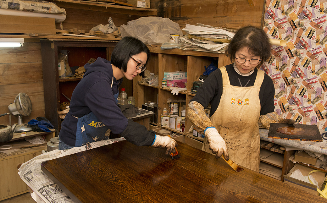 【DBR濃いめの茶色】玄関椅子・シート高さ40cm両肘付き【国産クリ使用・着色オイル仕上げ】完成品 両肘付き椅子 木製 手作り 椅子 インテリア シンプル ナチュラル 玄関【大鹿野工房】【89-21】