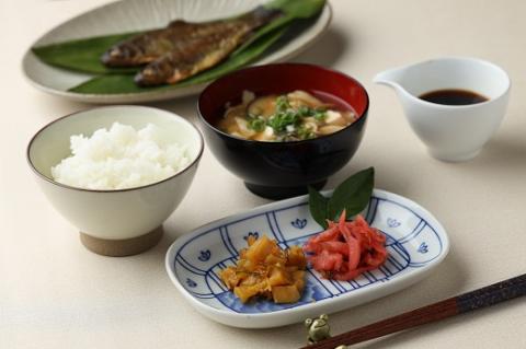 飛騨蔵味セット【こいくち醤油1本・蔵出し生みそ 800g・飛騨の味小鉢２個】 味噌 濃口 贈答 ギフト 下呂温泉【3-2】