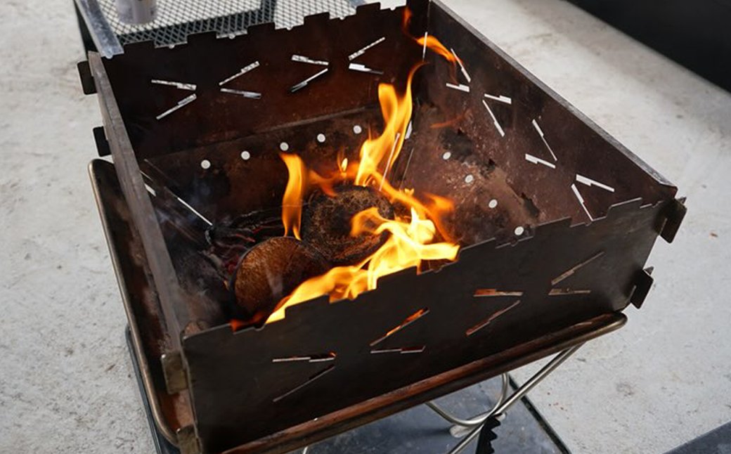 【毎月 定期便 全3回】バイオフレア（14個+焚きつけ材 約10kg）4箱×3ヶ月【計12箱（168個）】 キャンプ 焚火 アウトドア バイオコークス 固形燃料 たき火 サウナ 焚き付け材 焚き付け BBQ 暖炉 バーベキュー 毎月配送 毎月発送【AEJ株式会社】【109-A】