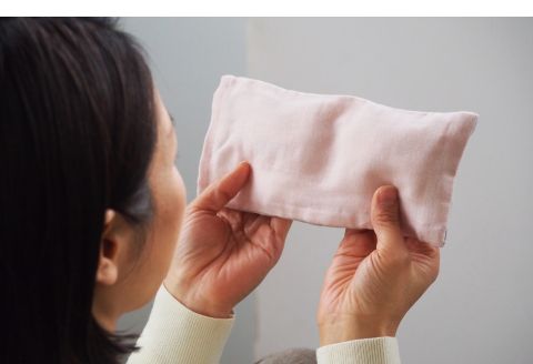 【ピンク＆グレー】ひのきチップのアイピロー(ヒノキオイル５ml付) 【温冷タイプ 温活 アロマ リラックス 贈答 プレゼント】【飛騨フォレスト】【43-17【1】】 ピンク＆グレー