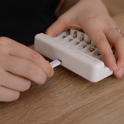 ニッケル水素充電池Pool-プールー(単4形充電池8本+8ポート充電器)セット