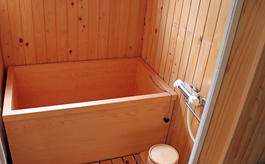 ヒノキ風呂で旅の疲れを癒そう！朝食付きペア宿泊券