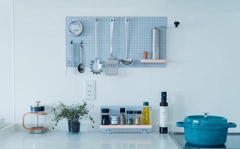 R9 pegboard hinoki stage（キッチン収納）