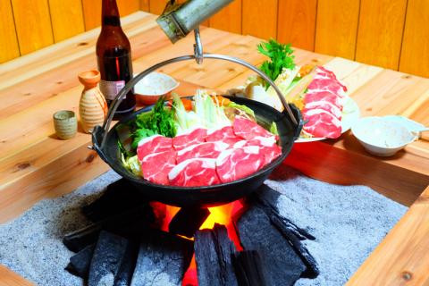 ヒノキ張り・ヒノキ風呂付きプレミアムハウス宿泊券　しし鍋付き　（一泊二食・ペア）