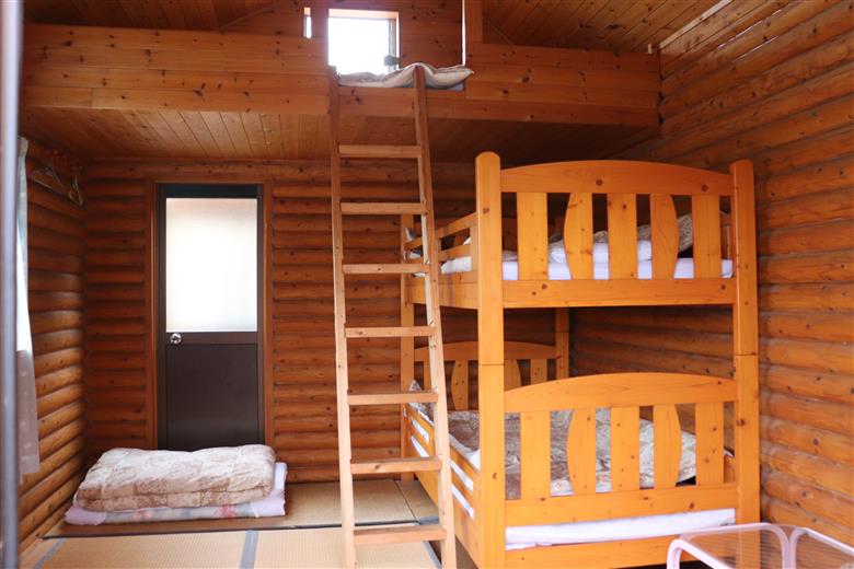 ロフト付き手造りログハウス一泊朝食付き（3人）