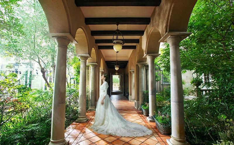 大聖堂と本格洋館でPREMIUMフォトウェディング（Esprit de Natureのステンドグラスが美しい大聖堂と緑豊かな本格洋館でフォトウェディングプラン）静岡市 カップル 夫婦 記念日 お祝い 結婚式 ウェディング 写真