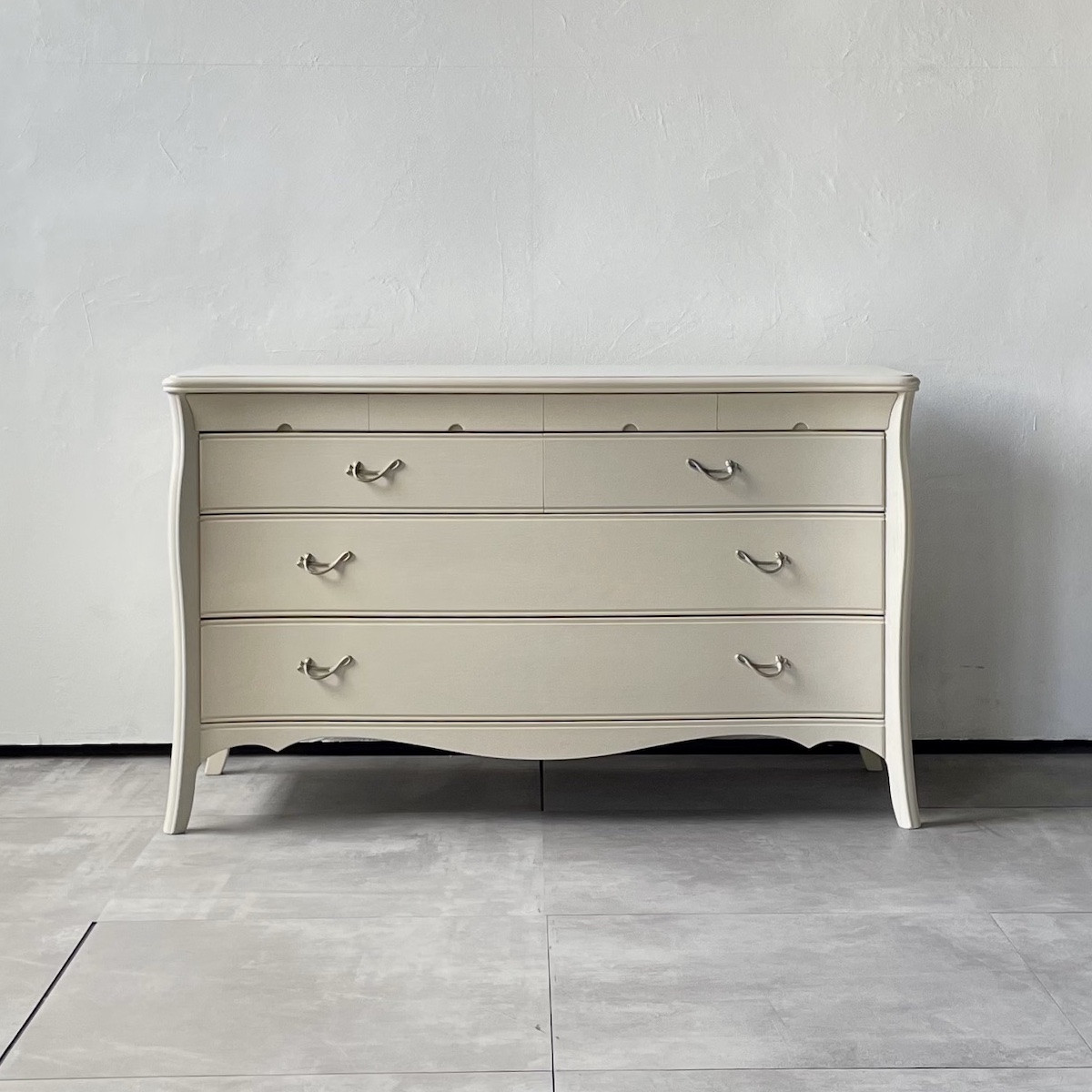 松永工房 Continue リビングチェスト オフィシャル限定品 ホワイトカラー  クラシック エレガント インテリア アンティーク調家具 木製 チェスト ねこ脚 タンス 収納家具 収納 カンティーニュ 寝室 ロータイプ【配送不可：沖縄・離島】