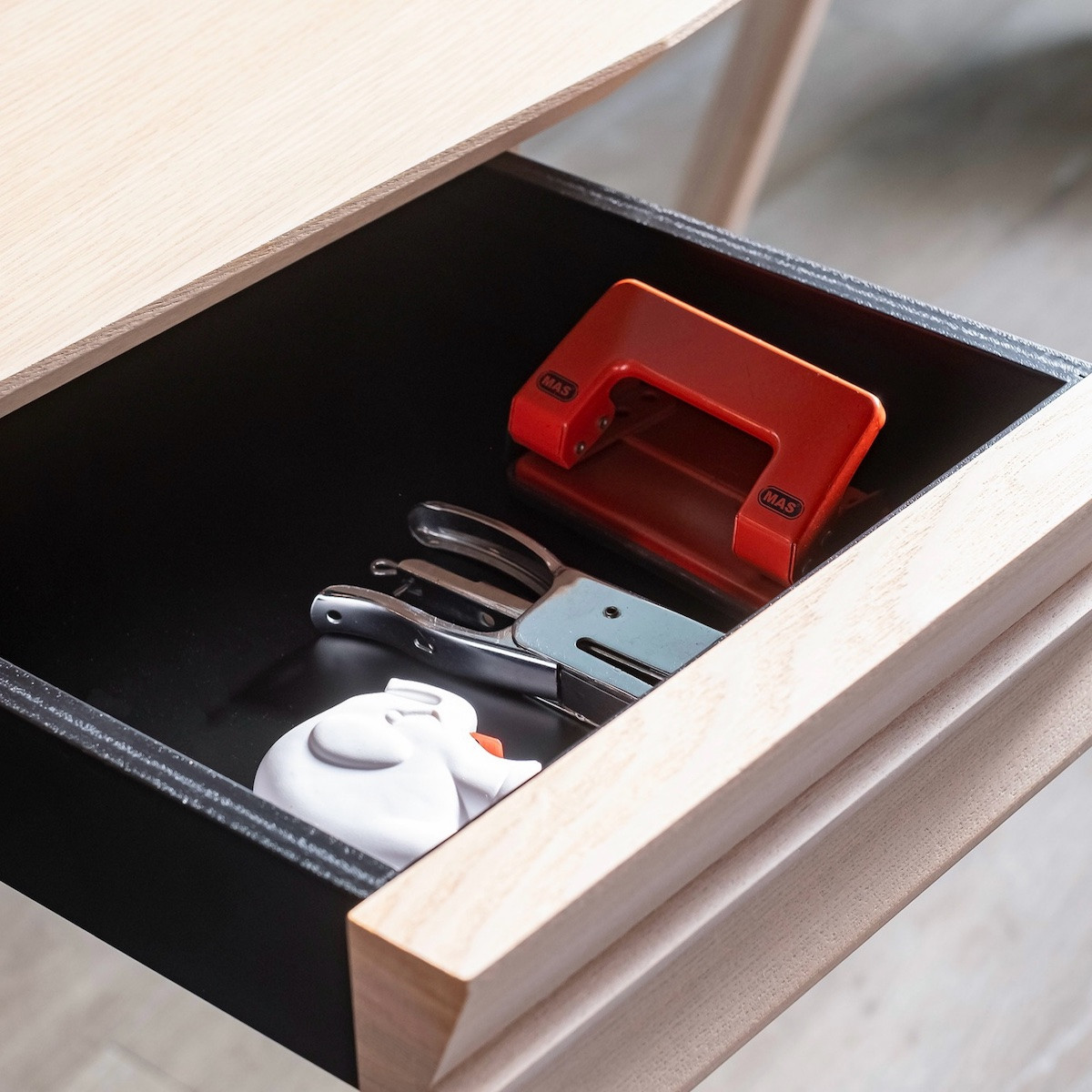 松永工房 MASTER PIECE デスクＮ135 ナチュラルカラー モダンテイスト シンプルデザイン 木製 デスク オフィス ホームユース 書斎 パソコンデスク 北欧モダン ワークペース マスターピース【配送不可：沖縄・離島】