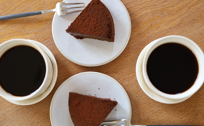 ひきたてカカオの ガトーショコラ ホールギフト 15cm 小麦粉不使用のしっとり大人向け （冷凍）