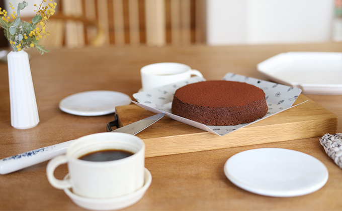 ひきたてカカオの ガトーショコラ ホールギフト 15cm 小麦粉不使用のしっとり大人向け （冷凍）