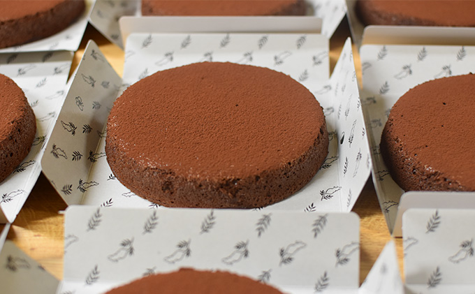 ひきたてカカオの ガトーショコラ ホールギフト 15cm 小麦粉不使用のしっとり大人向け （冷凍）