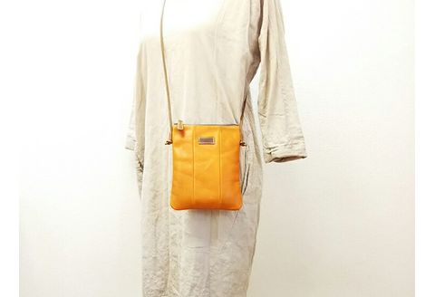 革 ポシェット バッグ 「三嶋柄入り」ハンドメイド牛革ポシェット＜キャメル＞ バッグ やわらかい 牛革 かわいい ハンドメイド おしゃれ レディース シンプル 贈り物 ギフト プレゼント 手提げ バック 素材：牛革、綿 カラー：革/キャメル、裏地/オリーブ、ファスナー/うす茶、糸/ベージュ 本革 ヌメ革 コンパクト 小さめ 三嶋柄 三島市 静岡県