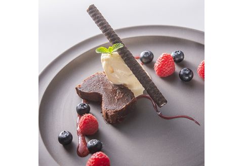 至高 ガトーショコラ スイーツ お菓子 ケーキ デザート ショコラ 濃厚 味わい ALBEDO アルベド チョコレート ギフト プレゼント 贈り物 高級 洋菓子 手作り 濃厚チョコ ビター 甘さ控えめ 贅沢 絶品 人気 おすすめ 専門店 215g 究極 絶妙 焼き加減 逸品 クーベルチュール 華やかな香り 優雅 口どけ 余韻 美味しい カカオ 発酵バター 朝産み卵