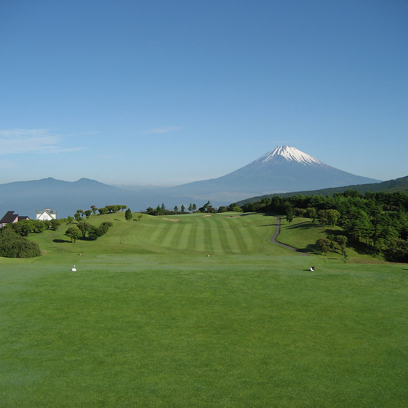 芦の湖カントリークラブ 土日祝日 ゴルフ利用券 2名 1ラウンド セットランチ 富士山 眺望 リモコンカート 自然 景色 リゾート 観光 レジャー 週末 休日 プレー 関東 旅行 ゴルフツアー コース 18ホール パノラマビュー チャンピオンコース 駿河湾 富士箱根国立公園 2サム保証 セルフプレー 静岡県 三島市