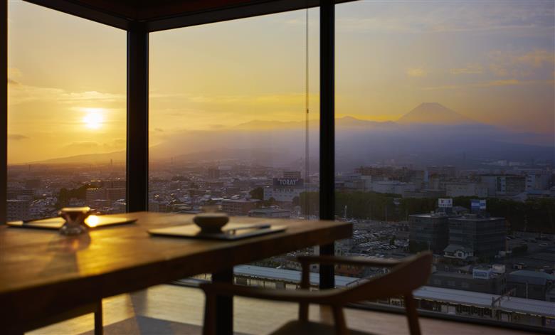 【レストラン利用券】富士山三島東急ホテル ROBATA GRILL 炉 L’EAU 館内13階レストラン 利用券 25,000円 分 （ 2,500円×10枚 ） 高層階 富士山 観光 旅行 温浴 露天風呂 絶景 旬の食材  レストラン 炉端グリル料理 和洋料理 富士山 三島 東急ホテル 静岡県 静岡 三島市