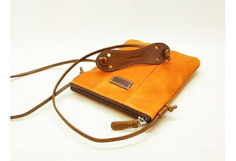 革 ポシェット バッグ 「三嶋柄入り」ハンドメイド牛革ポシェット＜キャメル＞ バッグ やわらかい 牛革 かわいい ハンドメイド おしゃれ レディース シンプル 贈り物 ギフト プレゼント 手提げ バック 素材：牛革、綿 カラー：革/キャメル、裏地/オリーブ、ファスナー/うす茶、糸/ベージュ 本革 ヌメ革 コンパクト 小さめ 三嶋柄 三島市 静岡県