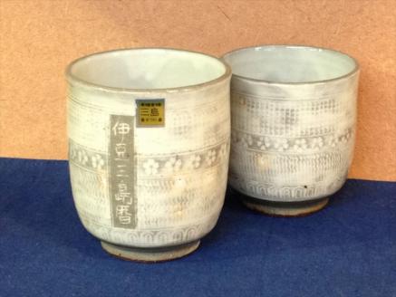三島産 大房氏 伊豆三島暦 手湯呑ペアー 2個 和食器 陶器 湯呑み セット ペア 伝統工芸 手作り おしゃれ 贈り物 プレゼント 来客用 夫婦 茶碗 コップ 工芸品 職人 茶器 インテリア 手作り の 逸品 工芸美 贈答用 湯呑 口径約8ｃｍ 高さ約9ｃｍ 大小ペア 三島市 静岡県