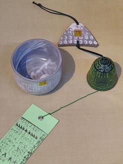 三島産 三島暦 手風鈴 くつろぎ セットA 陶器 手作り 逸品 おしゃれ 和風 工芸美 贈答用 プレゼント 風鈴 コップ 湯呑 伝統工芸 夏 涼しげ 音色 癒し インテリア 富士山 南部鉄 ぐい呑み 五感 寛ぎ 日本製 ギフト 職人技 風鈴全体長約52ｃｍ ぐい呑み 口径約7cm 高さ約5cm 三島市 静岡県