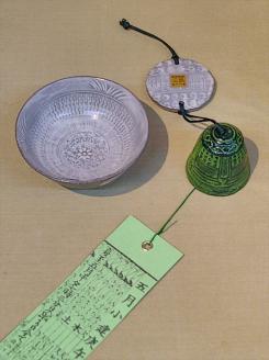 三島産 三島暦手風鈴 くつろぎ セットB 陶器 手作り 逸品 おしゃれ 和風 工芸美 贈答用 プレゼント 風鈴 茶碗 お皿 風鈴全体長 約52cm 平盃 口径 約9cm 高さ 約4cm 伝統工芸 涼しげ インテリア 夏 季節感 音色 富士山 南部鉄 盃 五感 寛ぎ 日本製 伝統文化 ギフト 職人技 三島市 静岡県