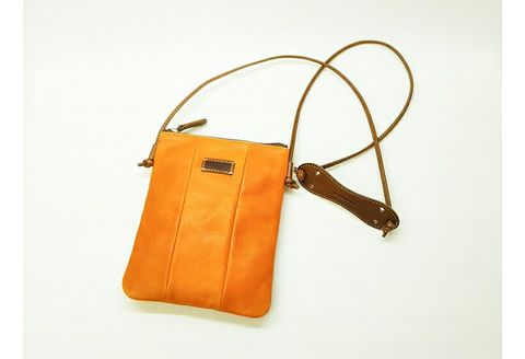 革 ポシェット バッグ 「三嶋柄入り」ハンドメイド牛革ポシェット＜キャメル＞ バッグ やわらかい 牛革 かわいい ハンドメイド おしゃれ レディース シンプル 贈り物 ギフト プレゼント 手提げ バック 素材：牛革、綿 カラー：革/キャメル、裏地/オリーブ、ファスナー/うす茶、糸/ベージュ 本革 ヌメ革 コンパクト 小さめ 三嶋柄 三島市 静岡県