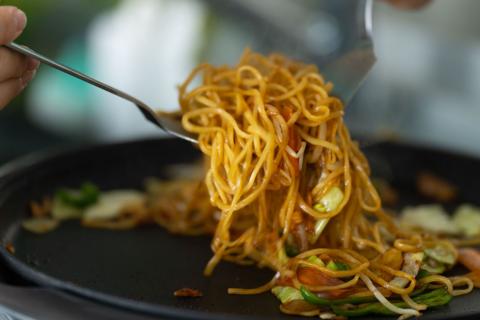 0012－01－06. ご当地グルメセット その1（富士宮やきそば8食・虹鱒甘露煮）