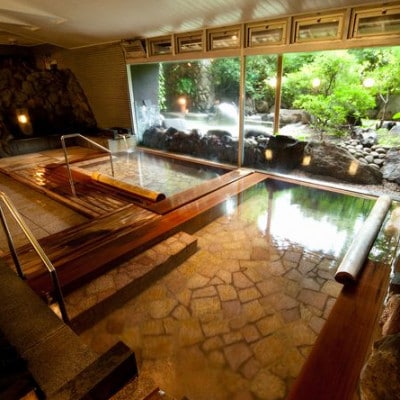 伊東遊季亭 源泉かけ流し檜風呂付プレミアムルーム ペアご宿泊券(1泊2食付)