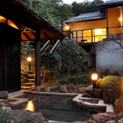 【ふるさと納税】伊東遊季亭川奈別邸 庭園露天風呂付特別室で三つの温泉を満喫 ペア宿泊券(1泊2食付)